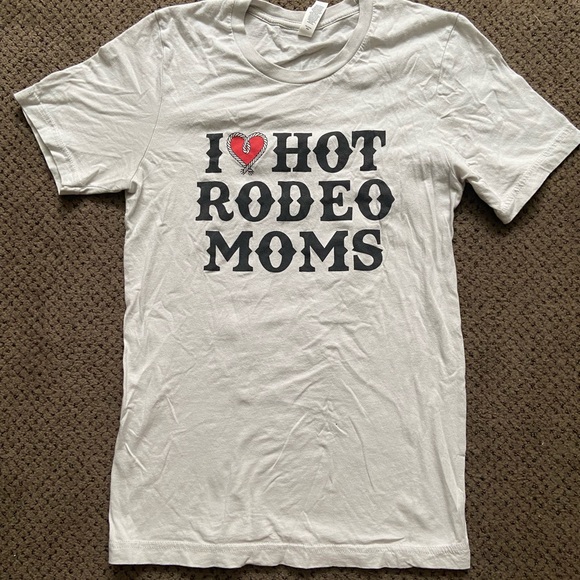 I ❤️ Hot Rodeo Moms T-Shirt - Picture 1 of 3